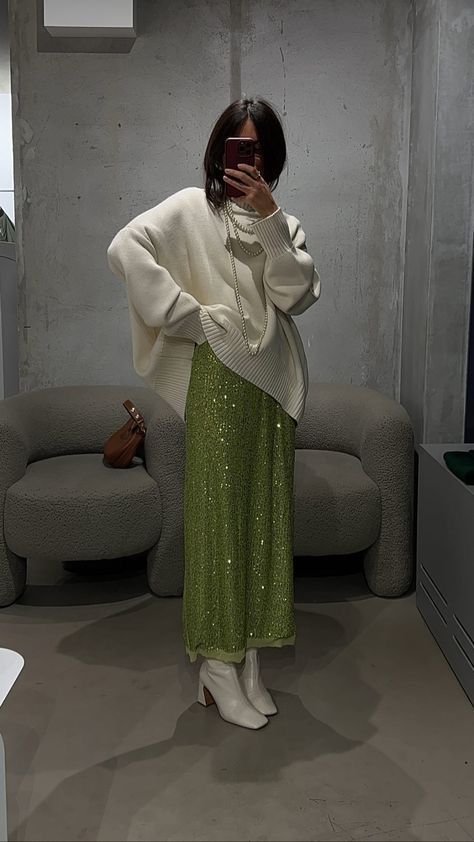 Sequin Skirt Outfit, New Years Outfit, Looks Party, Dinner Outfits, Mode Inspo, Looks Chic, A Mirror, Style Mistakes, Green Skirt