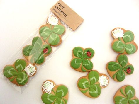 Clover Biscuits, 4 Leaf Clover Cookies, White Chocolate Lucky Charm Cookies, Clover Cookie, Saint Patrick’s Day Sugar Cookies, Irish Cookies, Flowers Cookies, Wrap Food, St Patrick's Day Cookies