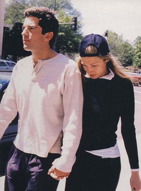 Backwards Hat, Carolyn Bessette, Jfk Jr, Stylish Couple, Style Muse, Priscilla Presley, 90s Fashion Outfits, Oui Oui, 가을 패션