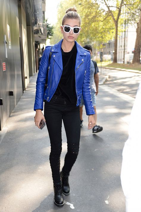 Hailey Baldwin in an electric blue leather jacket, sweater and a pair of ankle boots Blue Leather Jacket Outfit, Leather Jacket Outfit Ideas, Jacket Outfit Ideas, Leather Jacket Outfit, Blue Leather Jacket, Perfect Fall Outfit, Model Street Style, Trendy Swimwear, Leather Jacket Outfits