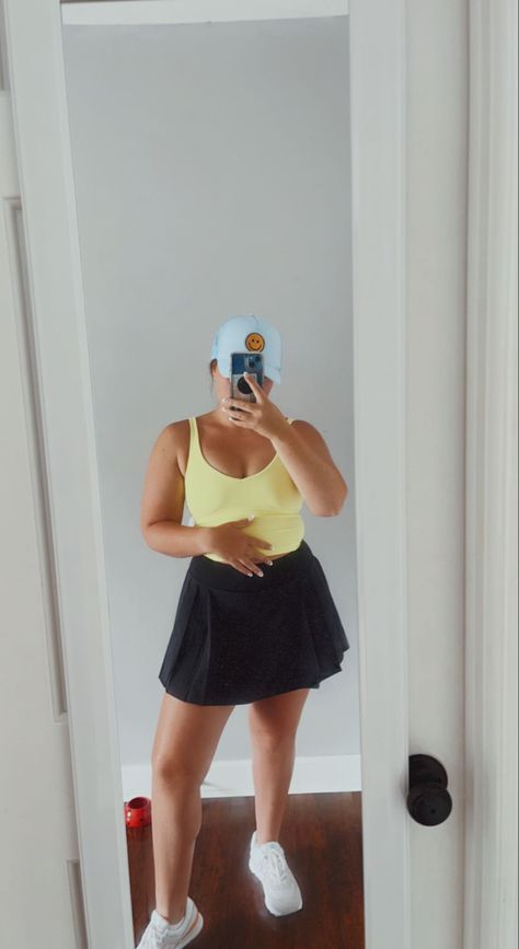 Athleisure Skirt Outfit, Black Athletic Skirt Outfit, Active Skirt Outfit, Athletic Skirt Outfit Summer, Modest Athletic Outfits, Athletic Skirt Outfit Casual, Athletic Skort Outfit, Athletic Outfit Summer, Athleisure Fits