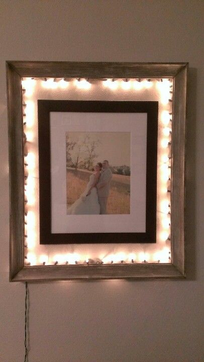 Old picture frame with a strand of Christmas lights tacked to the back to showcase our wedding photo ;) Picture Frame With Lights, Cool Picture Frames, Big Picture Frames, Picture Frame Light, Easy Room Decor, Picture Frame Crafts, Old Picture Frames, Photo Frame Gift, Frame Light