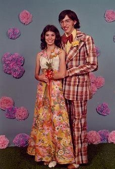 Wedding 70s, 70s Couple, 70s Prom, Funny Prom, 70s Theme, Awkward Photos, 80s Prom, Awkward Family Photos, Vintage Prom