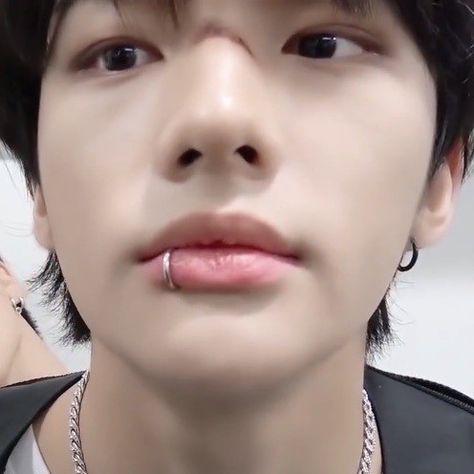 Kpop Idol Lip Piercing, Mouth Persing, Hyunjin Lip Piercing, Pirsing Lips, Snake Bites Piercing Aesthetic, Guys With Lip Piercings, Snake Bites Piercing, Snake Bite Piercing, Mouth Piercings