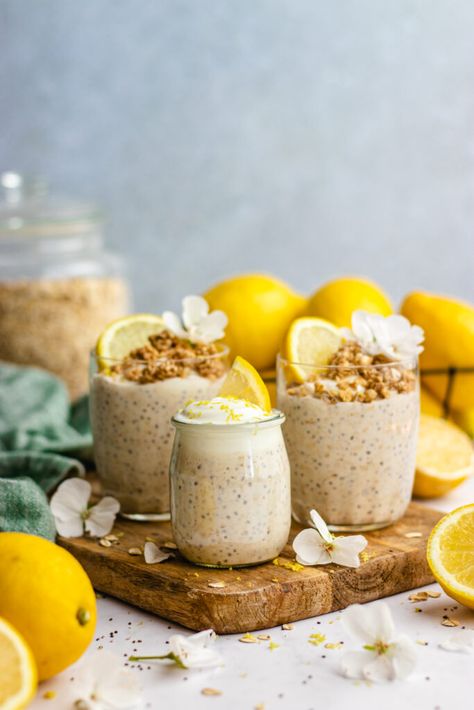 3 glasses of lemon cheesecake overnight oats topped with yoghurt, granola and lemon zest. Lemon Cheesecake Overnight Oats, Cheesecake Overnight Oats, Best Overnight Oats Recipe, Granola Cookies, Vegan Overnight Oats, Gluten Free Granola, A Healthy Breakfast, Oats Recipe, Baked Oats