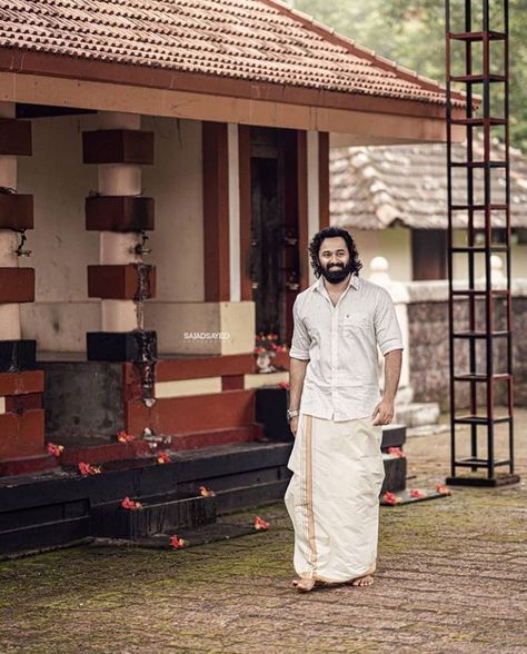 Temple Poses Photo Ideas, Temple Poses, Photo Ideas Men, Unni Mukundan, Guys Pics, Men Long Hair, Handsome Celebrities, Men Beard, Kurta Men