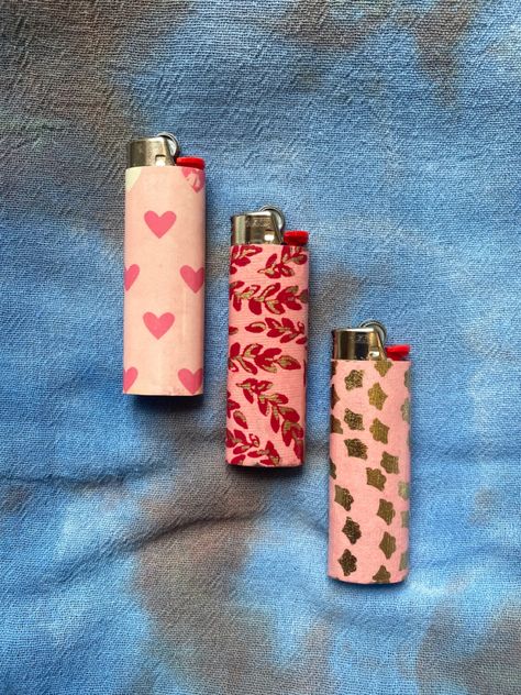 Diy Lighter Painting, Painted Lighter Aesthetic, Painted Lighters, Lighter Paintings Ideas, Avon Lip Gloss, Pink Lighter, Lighter Art, Custom Lighters, Bic Lighter