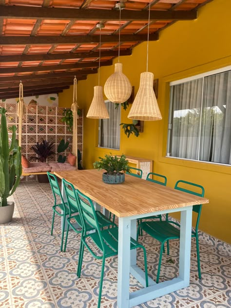 E terminamos a varanda grande do Cafofo! Vem ver como ficou. Tem Antes e Depois, tem plantas, tem móveis lindos e muita cor! نباتات منزلية, Suburban House, Mexican Home, Casa Vintage, Terrace Design, Budget Backyard, Small Backyard Landscaping, Small Backyard, Home Decor Kitchen