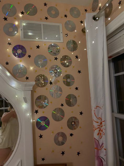 Cd Decoration Ideas Wall Decor, Cd Room Decor Wall Art, Cd Room Decor, Cd Wall Decor, Record Room Decor, Pretty Bedrooms, Cd Idea, Room Crafts, Cd Wall