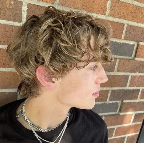 Warm Blonde Highlights On Brown Hair, Men Blonde Highlights, Sun Kissed Highlights, Male Haircuts Curly, Surfer Hair, Brown Hair Men, Golden Blonde Hair, Wavy Hair Men, Blonde Curly Hair