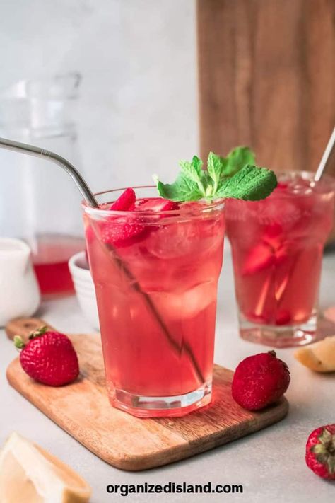 Strawberry Ice Tea, Strawberry Sweet Tea, Strawberry Iced Tea, Mcdonalds Sweet Tea, Bridal Shower Food Ideas, Peach Tea Recipe, Shower Food Ideas, Sweet Tea Recipes, Iced Tea Recipe