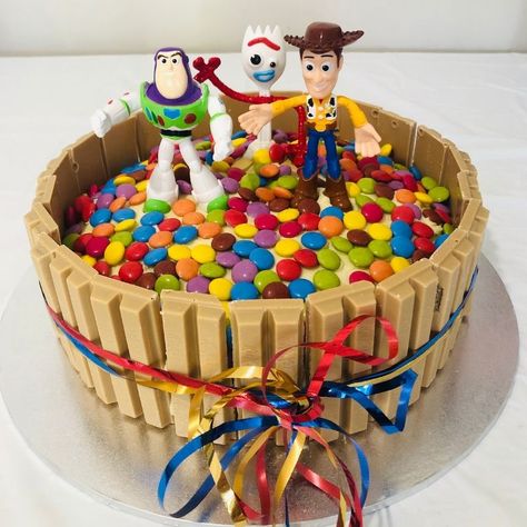 How to make a Toy Story cake easy. An Easy Toy Story Cake to DIY. Click here to see other DIY Toy Story Party ideas that you'll love. #toystory #toystoryparty #toystory4 #toystorycake #toystorybirthday Toy Story Birthday Cake Diy, Toy Story 4 Cake, Easy Toy Story Cake, Diy Birthday Cakes, Diy Toy Story Cake, Simple Toy Story Cake, Cake Diy Easy, Toy Story Party Food, Toy Story Food