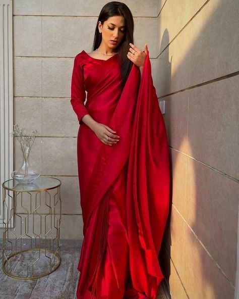 Plain Red Saree Look, Plain Red Saree, Red Satin Saree, Plain Silk Saree, Sari Photo, Silk Saree Designs, Red Sarees, Indian Fits, Plain Sarees