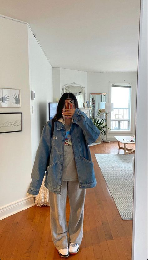 Zip Up Denim Jacket Outfit, Summer Boston Outfits, Baggy Jean Jacket Outfits, Oversized Denim Jacket Outfit Winter, Vintage Denim Jacket Outfit, Denim Jacket Outfit Fall, Denim Jacket Outfit Winter, Oversized Jean Jacket Outfit, Denim Jacket Outfit Women