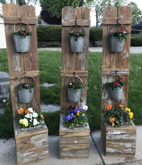 Fence Post Crafts, Picket Fence Crafts, Garden Layouts, Garden Decor Projects, Odd Numbers, Garden Yard Ideas, Wooden Planters, Diy Garden Projects, Rustic Garden Decor