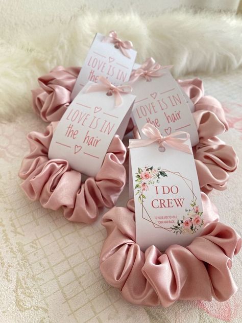 Doorgift Ideas Wedding, Scrunchie Packaging Ideas, Bride Scrunchies, Scrunchies Packaging Ideas, Scrunchie Packaging, Diy Hair Scrunchies, Diy Hair Accessories Ribbon, Idee Cricut, Scrunchies Diy