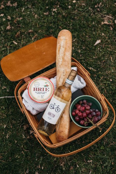 French Picnic Basket, Charcuterie Photoshoot, Picnic Product Photography, Cheese Photoshoot, Italian Picnic, Wine Picnic Basket, Wine Picnic Table, Wine Inspiration, Wine Picnic