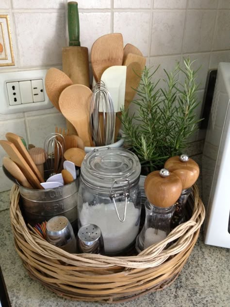 20 Ways To Organize Your Home With Baskets Space Kitchen, Kitchen Baskets, Diy Kitchen Storage, Small Space Kitchen, Kitchen Diy, Kitchen Redo, Counter Space, Storage Diy, Kitchen Makeover