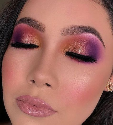 6 maquillajes de ojos color morado para todas las estaciones Makeup Social, Color Uva, Make Up Inspo, Creative Eye Makeup, Creative Eye, Smokey Eye, Beautiful Eyes, Maquillaje De Ojos, Makeup Inspiration