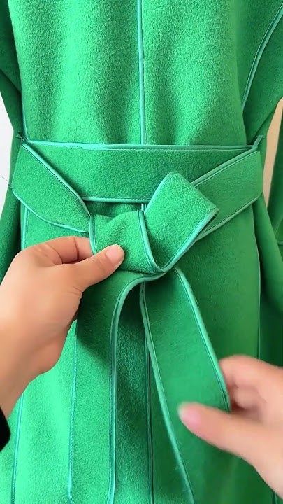 Bow buckle belt tying method Tying Coat Belt Back, Bow On Dress Diy, Bow Knot Tutorial, How To Tie Belt Bow, Tying Dress Bow, Belt Bow Knot Tutorial, Diy Bow For Dress, Belt Knots How To, Tying Belt On Dress