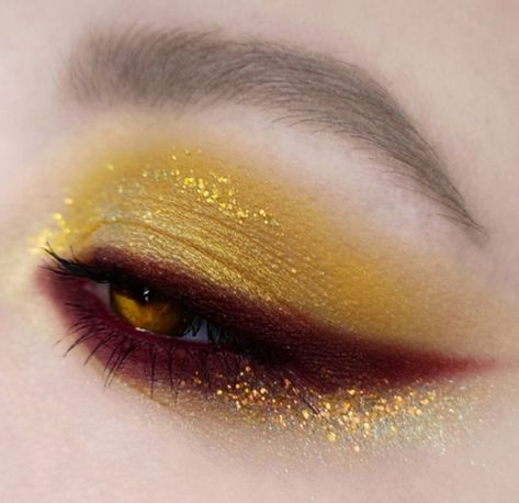 Autumn Vampire Eye Fall Eyeshadow Looks Autumn Smokey Eye, Bold Fall Makeup, Colorful Fall Makeup, Wedding Makeup For Fall, Ginger Hair Makeup Looks, Lumiere Makeup Beauty And The Beast, September Makeup Looks, Fall Makeup Simple, Halloween Inspired Makeup Eye