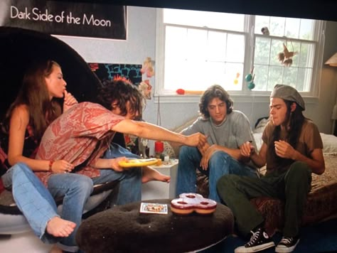 From the movie Dazed and Confused Dazed And Confused Outfits, Dazed And Confused Aesthetic, 70s Room Decor, The School Of Rock, Jason London, Dazed And Confused Movie, 70s Room, Richard Linklater, Parker Posey