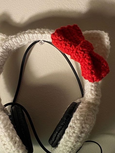 Cute Headphones, Kawaii Crochet, Crochet Fashion Patterns, Hello Kitty Items, Fun Crochet Projects, Diy Crochet Projects, Crochet Accessories, Crochet Fashion, Cute Crochet