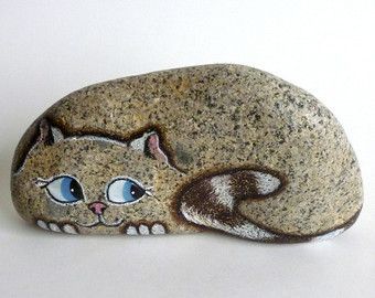 Rock Cat, Katt Grejer, Painted River Rocks, Painted Rock Animals, Art Pierre, Stone Art Painting, Hand Painted Cat, Painted Rocks Craft, Painted Rocks Diy