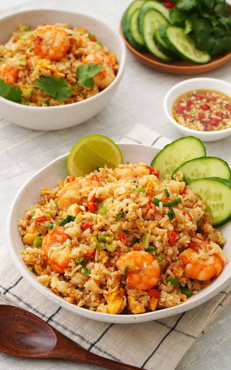 Khao Pad ( Thai Fried Rice ) - Khin's Kitchen Khao Pad, Sushi Bowl Recipe, Thai Fried Rice, Chicken Breast Crockpot, Poached Chicken Breast, Rice Meals, Broiled Chicken Breast, Vegetarian Stir Fry, Chicken Breast Crockpot Recipes