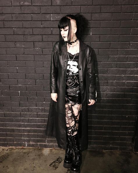 Trad Goth Winter Outfit, Trad Goth Outfits 80s, Goth Layered Outfits, Goth Winter Outfits, Goth Outfits Winter, Gothic Outfits Casual, Plus Size Goth Fashion, Trad Goth Fashion, Leather Coat Outfit