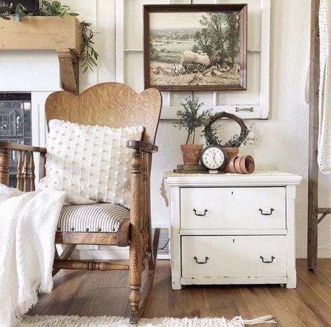 I've always loved old stuff, and that has translated into a love for vintage decor. Today I'm sharing a list of 15 things to buy at vintage flea markets. Vintage Flea Market, Old Stuff, Vintage Farmhouse Decor, Antique Farmhouse, Flea Markets, Vintage Farmhouse, Style Blog, Flea Market, Spring Decor