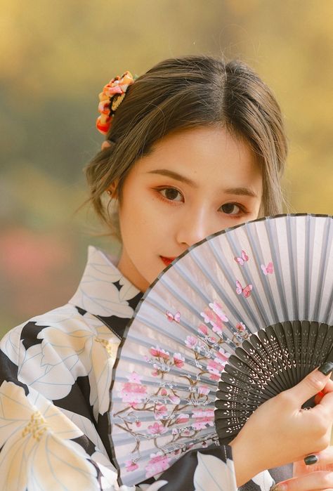 Kimono Poses Reference, Kimono Pose, Japanese Photoshoot, Pose Mannequin, Samurai History, Japanese Martial Arts, Beauty Of Japan, Poses Anime, Japanese Umbrella