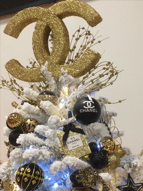 Coco Chanel Christmas tree topper. Chanel Christmas Tree, Chanel Christmas, Diy Tree Topper, Glam Christmas Decor, Diy Christmas Tree Topper, Christmas Tree Diy, Glam Christmas, Christmas Tree Inspiration, Tree Diy