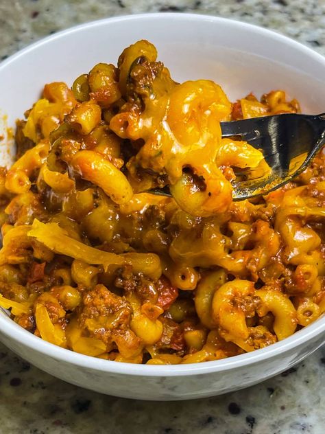 Old Fashioned American Goulash Ground Turkey Goulash, Macaroni Goulash, Cheesy Beef Goulash, Hamburger Goulash, Sausage And Peppers Pasta, Easy Goulash Recipes, Sauce Cheddar, Old Fashioned Goulash, American Goulash