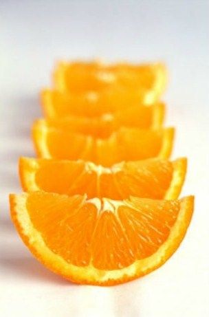 sliced oranges Homemade Hair Spray, Vitamin C Foods, Eat Better, Fruit And Veg, Orange Slices, Vitamin A, Fruits And Veggies, Food Styling, Food Photo