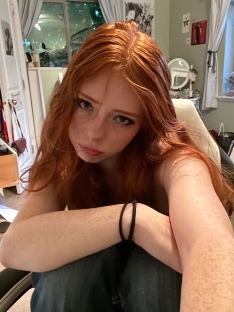 Why is that one chunk of hair doing that Redhead With Glasses, Ginger Hair Woman, Ginger Natural Hair, Ginger Hair Inspo, Natural Ginger Hair, Sun In Hair, Pretty Ginger, Ginger Hair Girl, Strawberry Hair