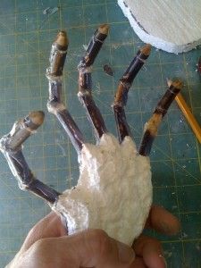 Since many of the prop builds featured on HauntersList involve PVC frames it's probably not a bad idea to post another tutorial on how to create hands for those Diy Skeleton, Mark Watson, Skeletal Hand, Diy Halloween Dekoration, Scary Halloween Decorations Diy, Halloween Forum, Foam Art, Casa Halloween, Model Magic