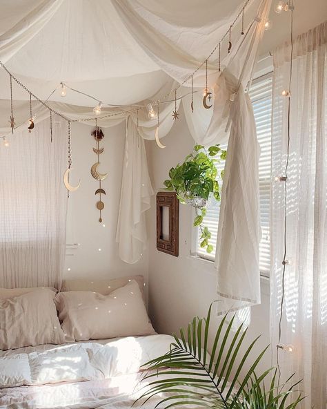 Celeste Escárcega (@celeste.escarcega) • Instagram photos and videos Boho Bedroom Canopy Bed, Ceiling Draping Bedroom Boho, Cute Aesthetic Apartment Ideas, Cozy Canopy Bed Aesthetic, Corner Bed Canopy Ideas, Fairytale Room Aesthetic, Dorm Room Canopy, Dorm Canopy, Cozy Canopy Bed