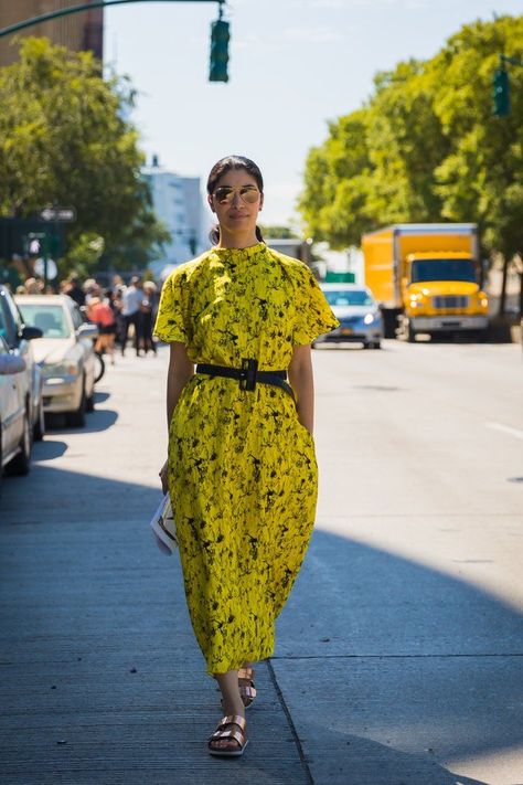 #stretstyle#yellowdress#SS2018# Caroline Issa, Birkenstock Outfit, Street Style Blog, Street Style 2017, Straight Cut Jeans, Ashley Olsen, Popsugar Fashion, Sienna Miller, Street Style Trends