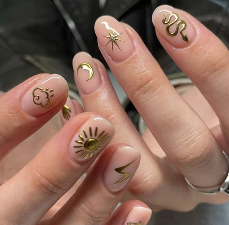 Sun Moon Nail Design, Sacred Geometry Nail Art, Sun And Moon Nails Simple, Summer Solstice Nails, Sun Design Nails, Gold Sun Nails, Sun Nail Design, Nail Gelish Design, Sun Nails Design