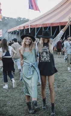 Rainy Festival Outfit, Concert Outfit Night, Casual Festival Outfit, Hippie Festival Outfit, Cochella Outfits, Splendour In The Grass, Night Club Outfits, Music Festival Outfits, Festival Inspiration