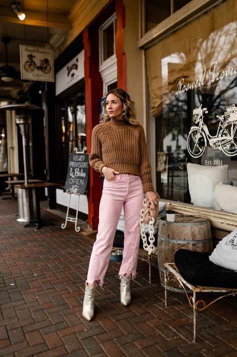 Outfits With Light Pink Jeans, Pink Cords Outfit, How To Wear Pink In The Fall, Pink Pants Winter Outfit, Pink Jeans Outfit Winter, Light Pink Jeans Outfit, Pink Corduroy Pants Outfit, Casual Pink Outfits, White Pants Outfit Winter