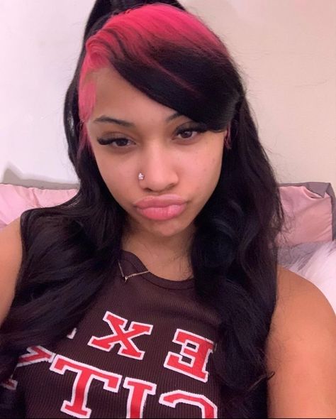 Black Hair With Pink Roots, Beown Hair, Black Roots Red Hair, Pink Roots, Brown And Pink Hair, Black Hair Wigs, Dyed Curly Hair, Girl With Pink Hair, Faux Locs Hairstyles