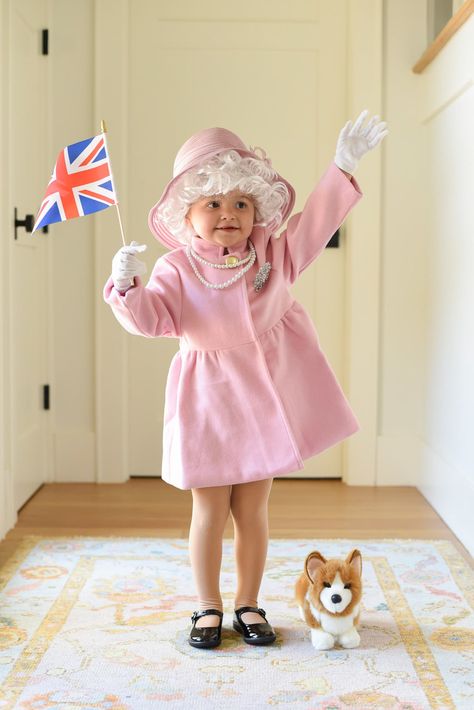 78 Quick and Easy Halloween Costumes to Make at the Last Minute Queen Elizabeth Kids, Queen Elizabeth Costume, Quick And Easy Halloween Costumes, Elizabeth Costume, Quick N Easy Halloween Costumes, Beanie Baby Costumes, Popcorn Costume, Prince Charming Costume, Cookie Costume