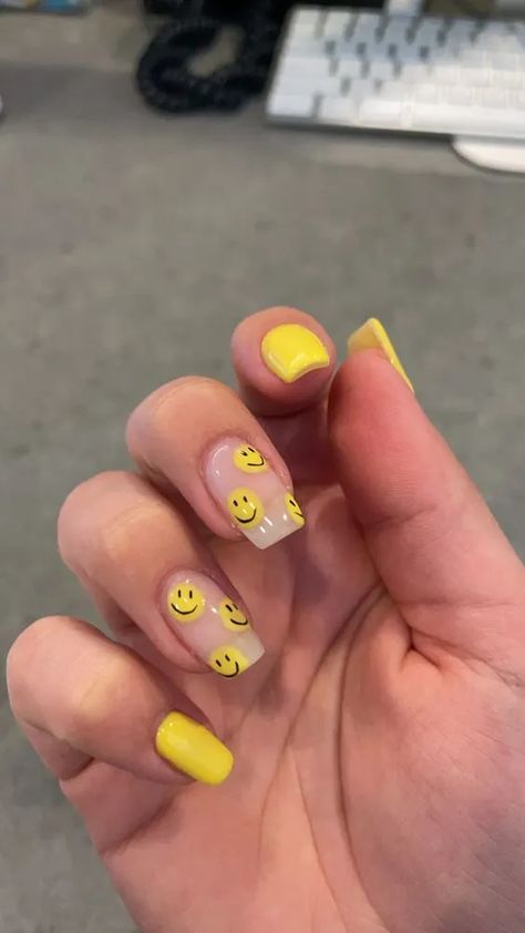 30+ Cute Back to School Nail Art for Girls - HubPages Teacher Nails, School Nail Art, Nail Art For Girls, Emoji Nails, Yellow Nails Design, Happy Nails, Summery Nails, Basic Nails, School Nails