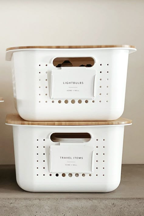 You can create a beautifully organized linen closet or storage area with these easy to read labels! The modern, minimal design coordinates with any style of decor. Everyone in your family will benefit by easily identifying and locating exactly what they are looking for. You'll feel excited to see and use all of you household items in every corner of your home. Clothing Storage Labels, Linen Closet Labels, Closet Labels, Clear Storage Bins, Organizing Linens, Bin Labels, Storage Labels, Aquarium Stand, Organizing Labels