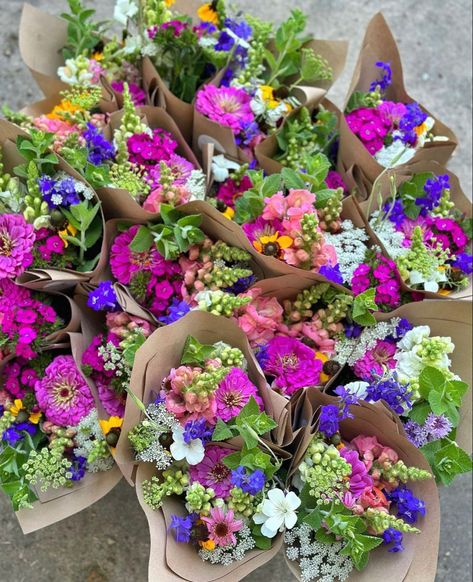 Market Bouquet Recipe, Farmers Market Bouquet, Bouquet Recipes, Bouquet Recipe, Veggie Gardens, Flower Stand, Flower Arranging, Flower Bouquets, Flower Stands