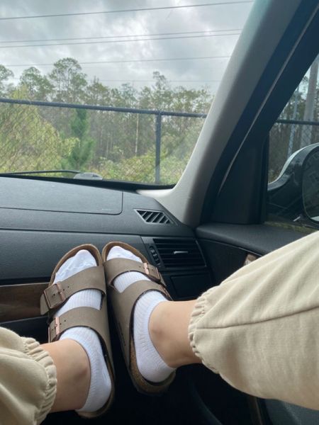 Arizona Birkenstock With Socks, Birkenstock Arizona Aesthetic, Birkenstock Sandals Aesthetic, Birkenstocks Aesthetic, Socks With Birkenstocks, Arizona Birkenstock Outfit, Birkenstock Aesthetic, Birkenstock Arizona Outfit, Becky Core