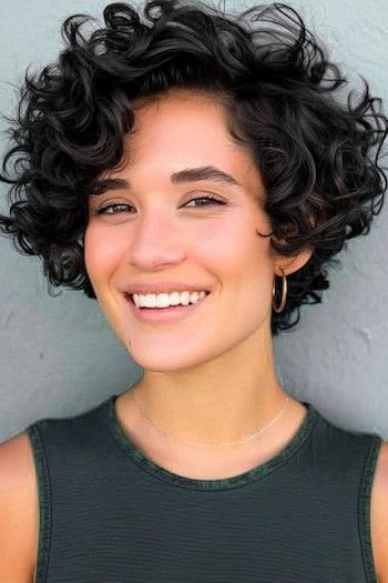 Graduated Curly Bob, Short Curly Thick Hair Styles, Chin Length Bob Curly Hair, Short Wavy Curly Haircuts, Short Curly Hairstyles For Wedding, Short Cuts For Thick Hair, Curly Hairstyles For Wedding, Pelo Bob Ondulado, Short Thick Wavy Hair