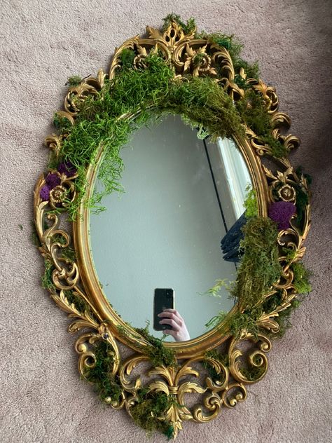 Green Plant Moss DIY Thrift Purple Gold Mirror Green And Gold Room Ideas, Purple And Gold Apartment Decor, Diy Cottagecore Mirror, Moss Bookshelf, Moss On Mirror, Fairy Mirror Aesthetic, Diy Plant Mirror, Moss Room Aesthetic, Enchanted Mirror Diy